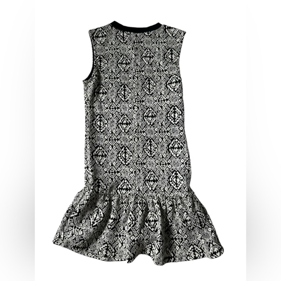 ON TWELTH DRESS - Picture 4 of 5